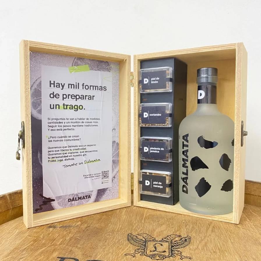 Dálmata Box Classic London Dry 750ml C/estuche Madera - Imagen 3