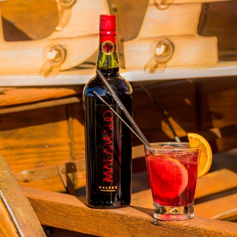 Malamado Malbec 750ml + 2 Vasos De Vidrio 350ml c/Estuche - Imagen 3